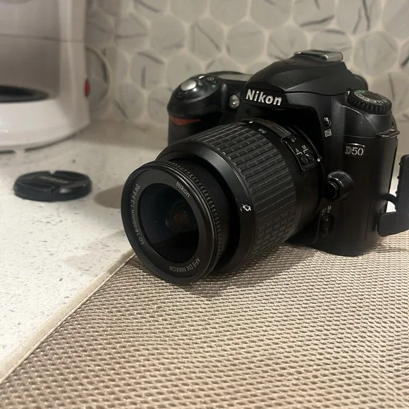 Nikon D50 digital Camera video w/Manual, Charger, A/V Cable, SD Card/Reader